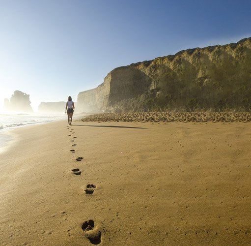 Workshop - Die ersten Schritte in ein selbstbestimmtes Leben 7 Woman walking on beach